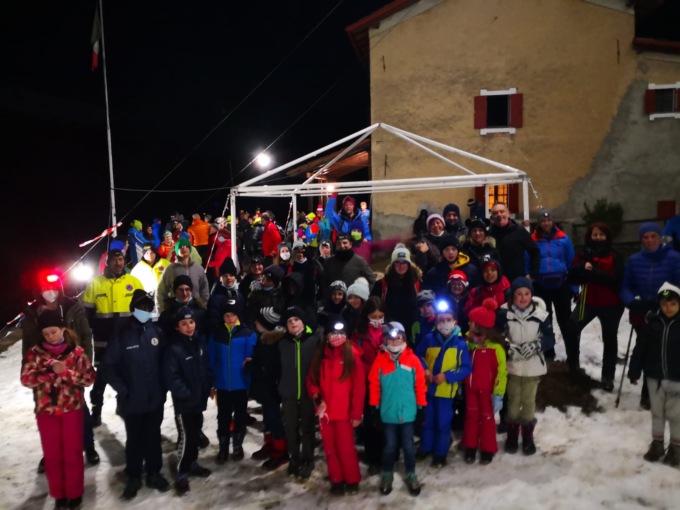 Successo per la fiaccolata del Cai: tutti pazzi per Calumer Babbo Natale