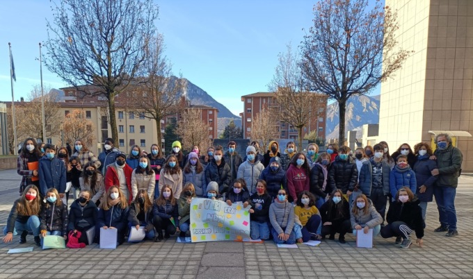 “I veri eroi non passano mai di moda”: gli studenti lecchesi commuovono i medici del Manzoni