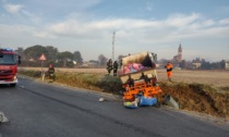 Camion della nettezza urbana esce di strada e finisce nel fosso