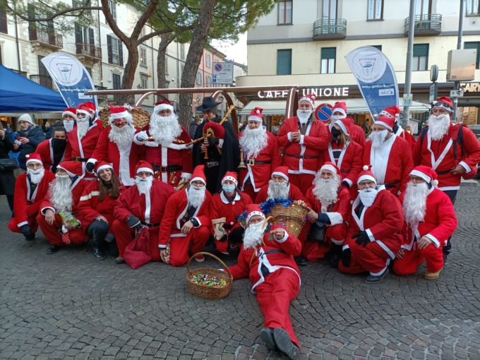 Il centro Lecco si anima con il “Natale in vespa” FOTO E VIDEO