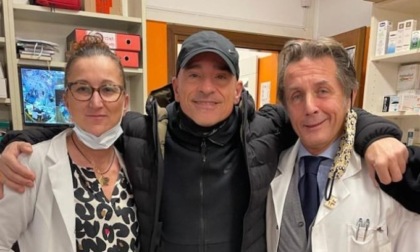 Eros Ramazzotti in  farmacia in Brianza per vaccinarsi
