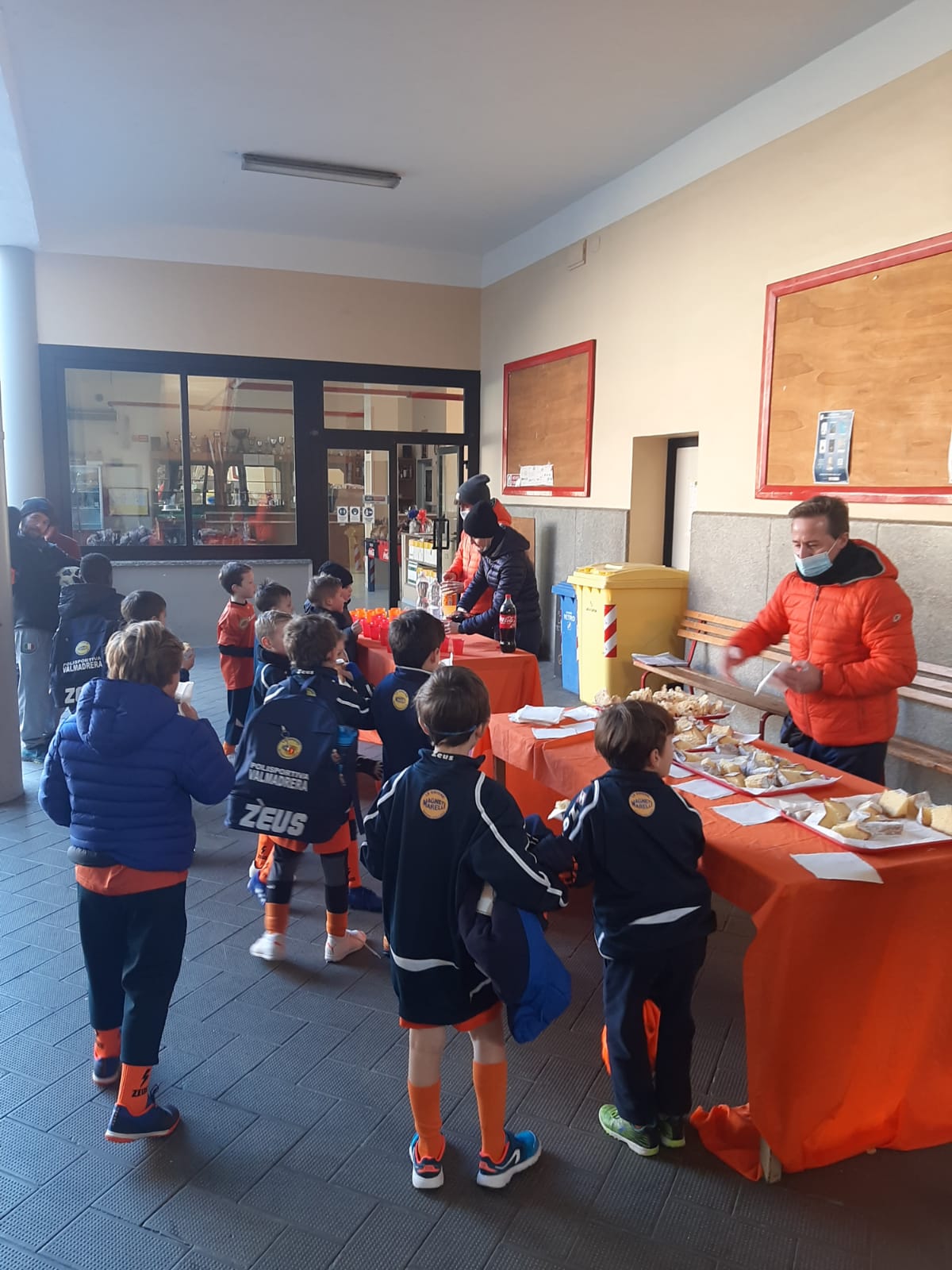 regali-natalizi-per-i piccoli-atleti-della-polisportiva-valmadrera