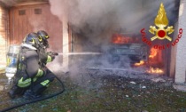 Auto a fuoco in un box: lungo intervento dei Vigili del fuoco