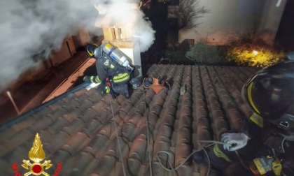 Ennesimo incendio tetto, l'appello dei pompieri: "Pulite le canne fumarie"