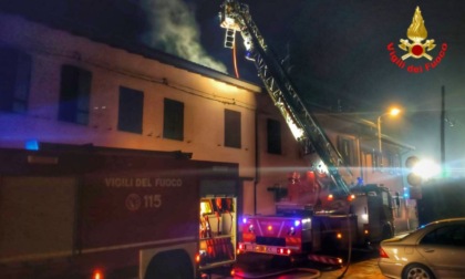 Ancora un incendio tetto: 4 squadre di Vigili del Fuoco per domarlo