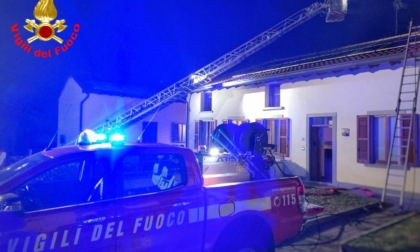 Incendio tetto: 4 squadre dei Vigili del fuoco salvano l'abitazione
