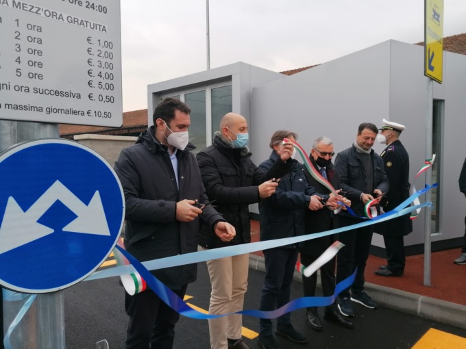 Il nuovo parcheggio della Piccola è realtà: tagliato il nastro