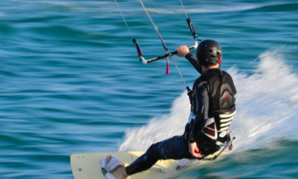Kitesurfer rischia di annegare trascinato dalla corrente: salvato
