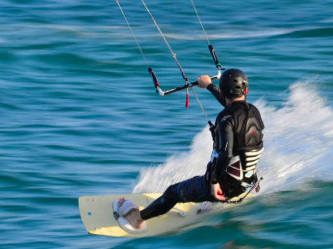Kitesurfer rischia di annegare trascinato dalla corrente: salvato