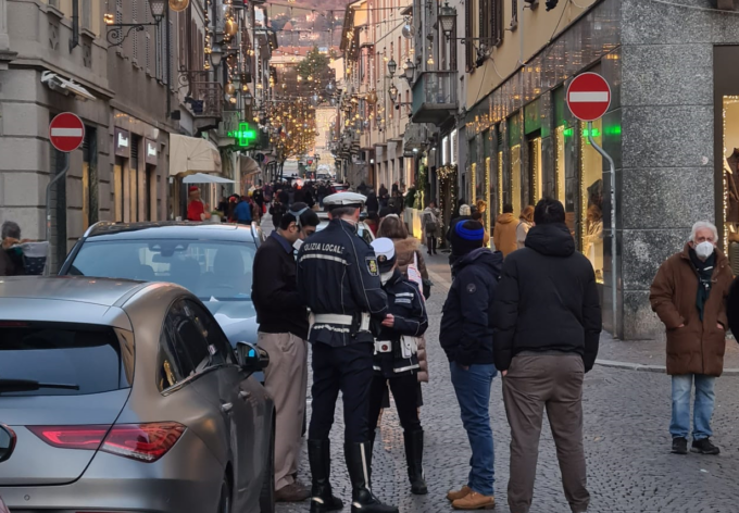 Mascherine e green pass: a Lecco oltre 1000 persone controllate, 5 multe e un locale chiuso