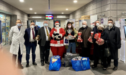 Lecco: Babbo Natale porta i doni ai piccoli pazienti del Manzoni