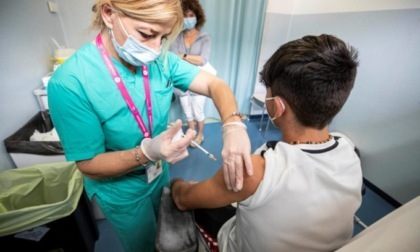 1.831 dosi in un mese (solo 5 di Nuvaxovid): ridotti gli orari del centro vaccinale anti Covid al Manzoni
