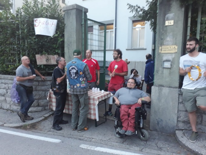 Donazione anonima: lascia soldi e un biglietto e… fugge