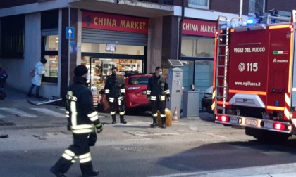 Schianto a Malgrate: auto fuori strada finisce contro la vetrina di un negozio