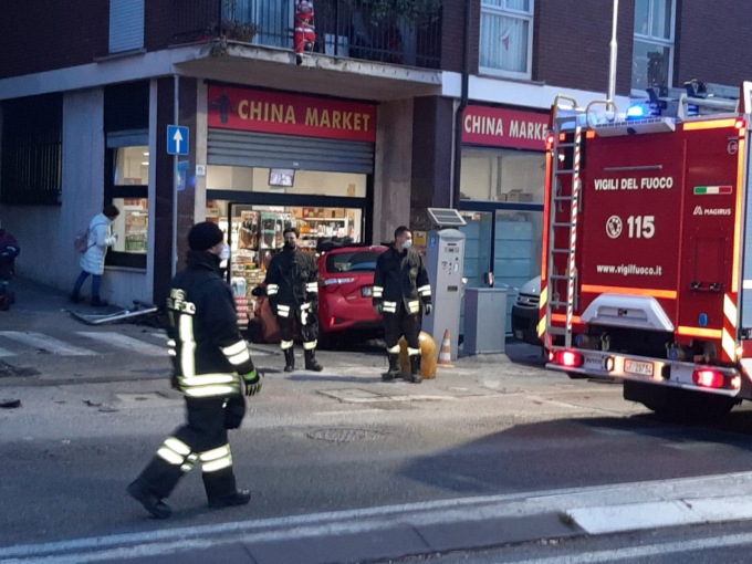 Schianto a Malgrate: auto fuori strada finisce contro la vetrina di un negozio
