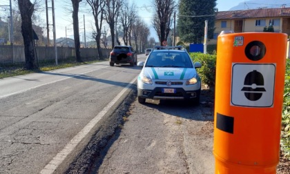 Abbattono "a mazzate" il nuovo autovelox: nei guai due  ventenni