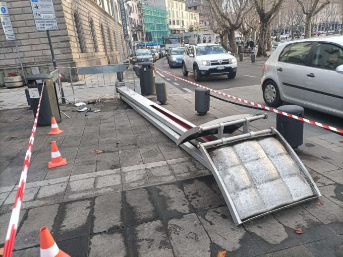 Che botto: camion in retro abbatte palo della luce in centro