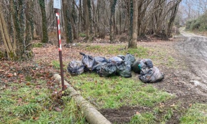 Rabbia per i rifiuti abbandonati alla vigilia della partenza del sacco rosso