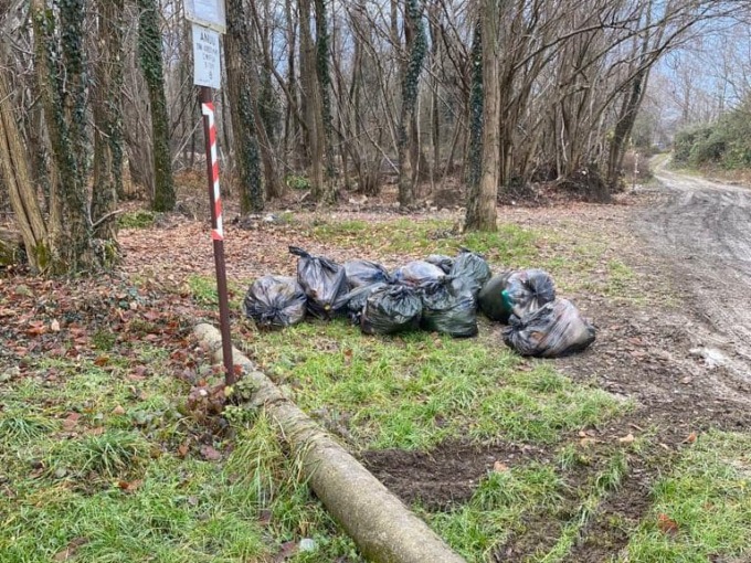 Rabbia per i rifiuti abbandonati alla vigilia della partenza del sacco rosso