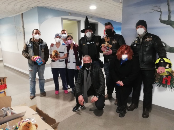 Ma quale scopa?! La Befana ha portato i doni ai bimbi dell’ospedale… in moto