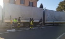 Camion bloccato alla rotonda: traffico paralizzato sulla provinciale