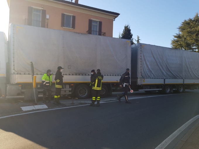 Camion bloccato alla rotonda: traffico paralizzato sulla provinciale