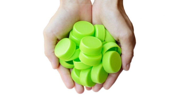 A Calolzio i tappi di plastica fanno rima con solidarietà
