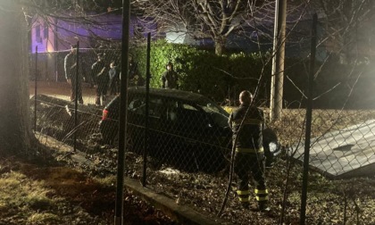 In stato confusionale si schianta contro il guard rail ed esce di strada