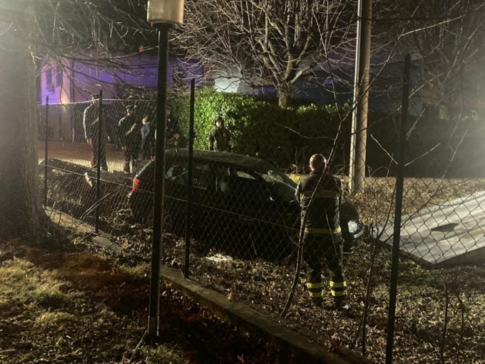 In stato confusionale si schianta contro il guard rail ed esce di strada