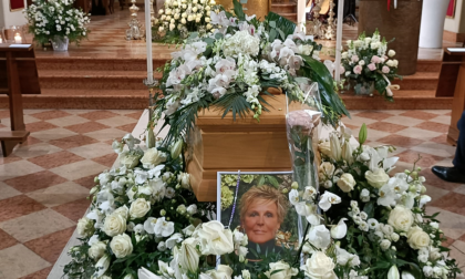 Orchidee e rose bianche per l'addio alla mamma di Antonio Riva, lo stilista delle spose