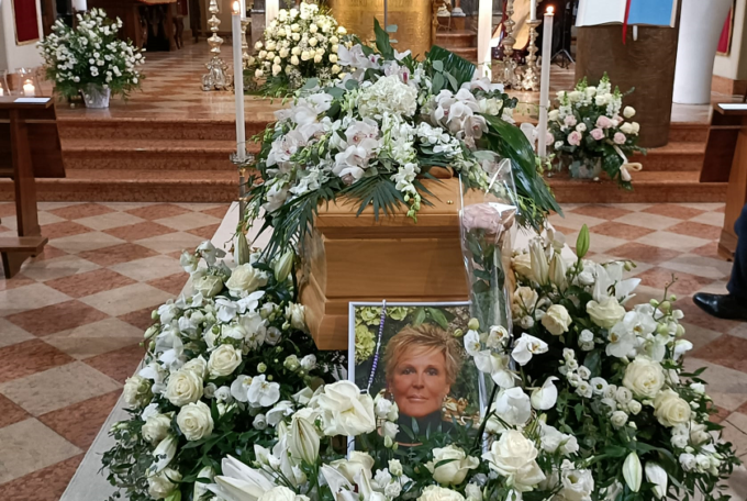 Orchidee e rose bianche per l’addio alla mamma di Antonio Riva, lo stilista delle spose