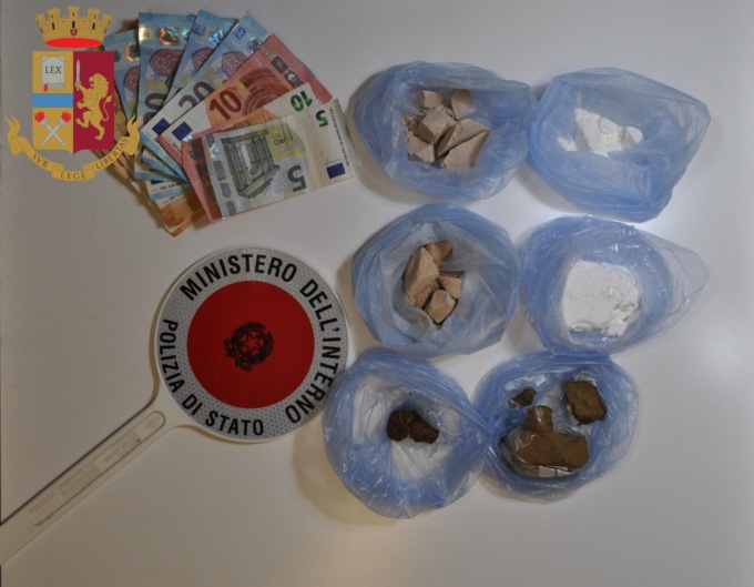 Spacciava in un bivacco dei boschi di Rogeno: arrestato dalla Polizia di Stato