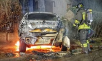 Frontale a Casatenovo, un'auto prende fuoco