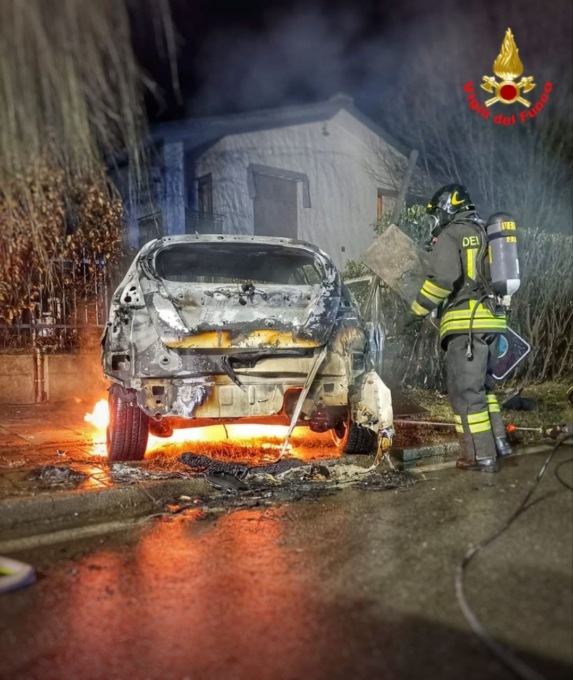 Frontale a Casatenovo, un’auto prende fuoco