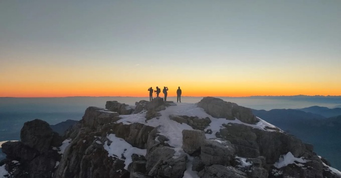 Scatta una foto a quattro ragazzi in Grignetta e ora… li cerca