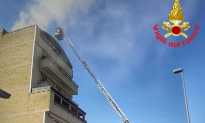 Malgrate, in fiamme il tetto di un condominio