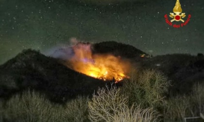 Incendio sui monti di Esino: impiegate quattro squadre di Vigili del fuoco