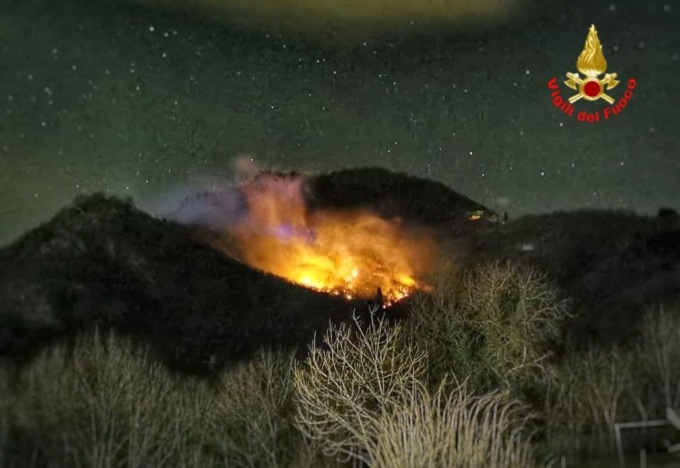 Incendio sui monti di Esino: impiegate quattro squadre di Vigili del fuoco