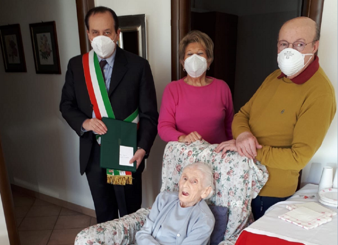 Nonna Giovanna festeggia 100 anni facendo le parole crociate