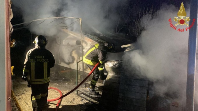 Incendio al campeggio: mobilitate 9 squadre dei Vigili, una persona intossicata