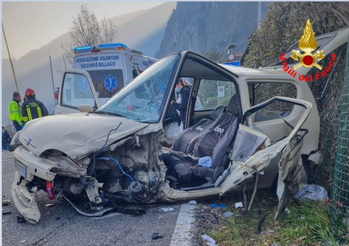 Schianto sulla Lariana: eliambulanza atterra in spiaggia, gravissimo un giovane di 19 anni
