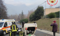 Si ribalta con l'auto e abbatte un palo Telecom