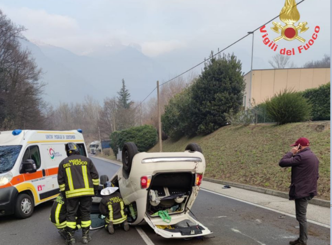 Si ribalta con l’auto e abbatte un palo Telecom