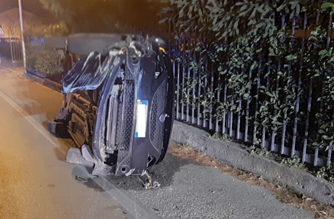 Si schianta sullo spartitraffico e si ribalta