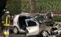 Si schiantano in auto contro un palo della luce e poi contro un albero: gravi due giovani, uno trasportato a Lecco