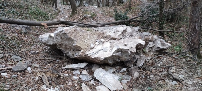 Frana: grossi massi precipitano sul Sentiero delle Vasche. Disposta la chiusura