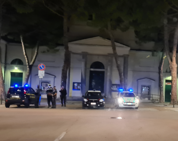 Rissa in viale Turati: in manette due giovani. Ad aggredire i poliziotti anche una ragazza