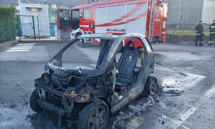 Paura per un'auto divorata dalla fiamme: colonna di fumo visibile da chilometri