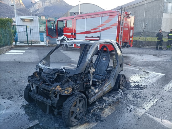 Paura per un’auto divorata dalla fiamme: colonna di fumo visibile da chilometri
