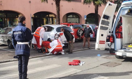 Anziano investito da un'auto in retro